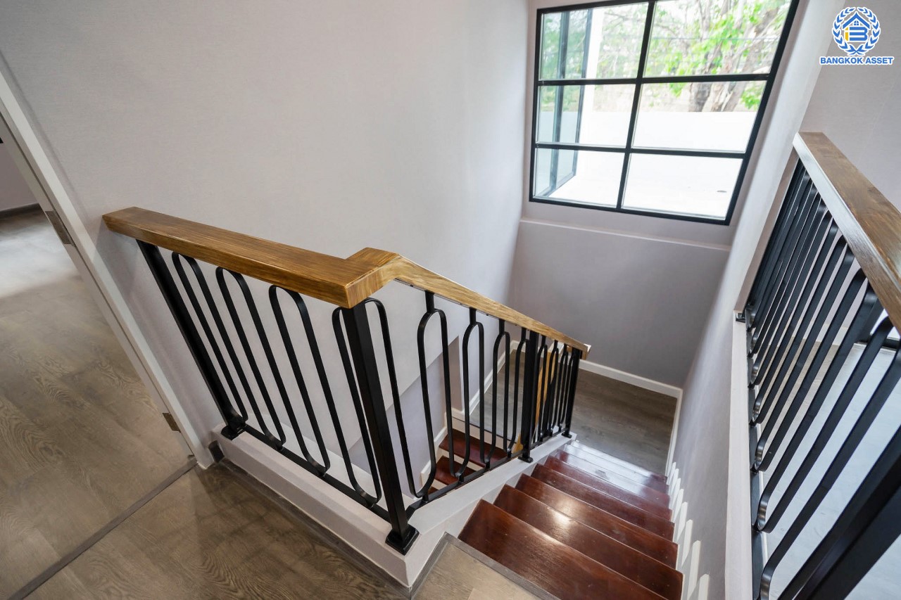 บ้านมือสองตกแต่งใหม่ ม.กฤษดานคร18 บรมราชชนนี เนื้อที่ 125 ตร.ว. บนพื้นที่ใช้สอยมากถึง 353 ตร.ม. อีกระดับของฟังก์ชัน 4 ห้องนอน 4 ห้องน้ำ 1 ห้องอเนกประสงค์ 1 ห้องแม่บ้าน จอดรถได้ 2 คัน บรรยากาศสุด Private บนทำเลศักยภาพเชื่อมต่อหลายเส้นทาง ใกล้เซ็นทรัลปิ่นเกล้า ม.มหิดล และทางด่วน "กาญจนาภิเษก"...